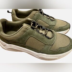Old-Navy- Gender Neutral Hiking Sneakers 👟 for kids-Children- Size- 4